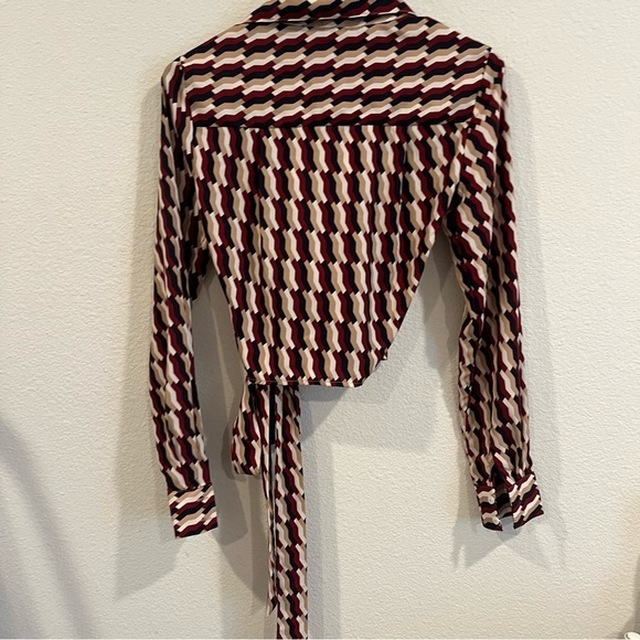 Dress Forum size small maroon and tan geometric wrap long sleeve top vneck - Picture 8 of 9